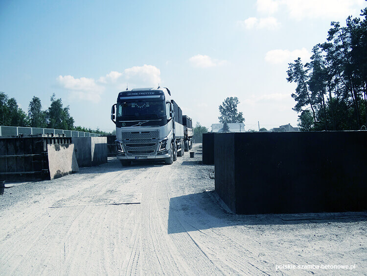 Transport szamb betonowych  w Zalewie